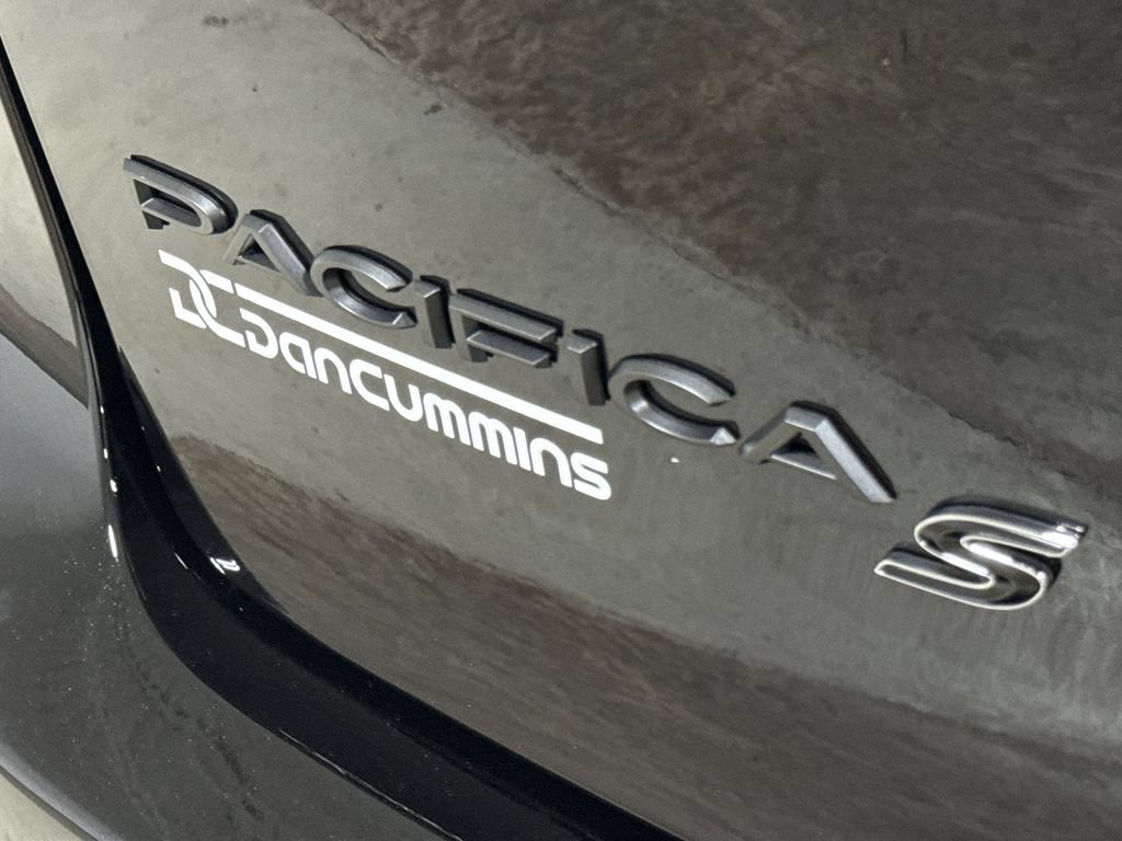 New 2027 Chrysler Pacifica Limited w/ Family Tech Group AWD/4WD image 28