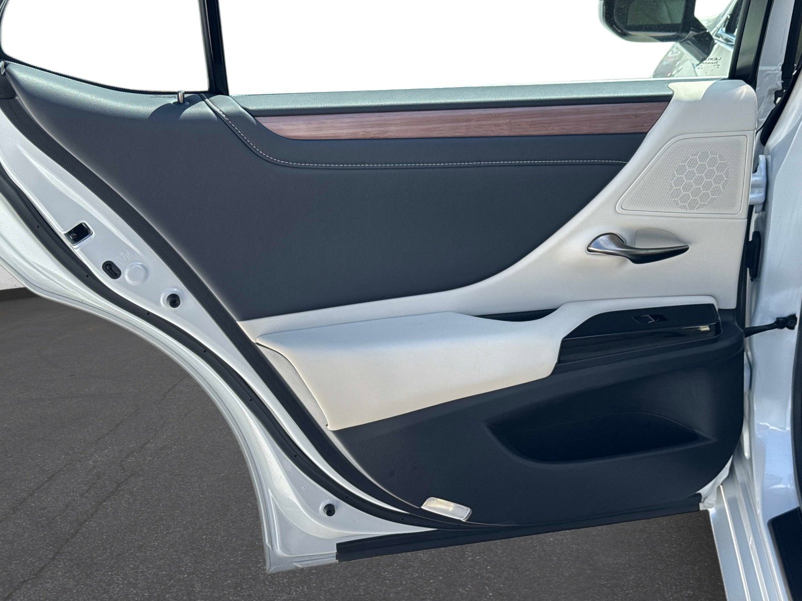 Used 2025 Lexus ES 350 w/ Premium Package FWD image 11