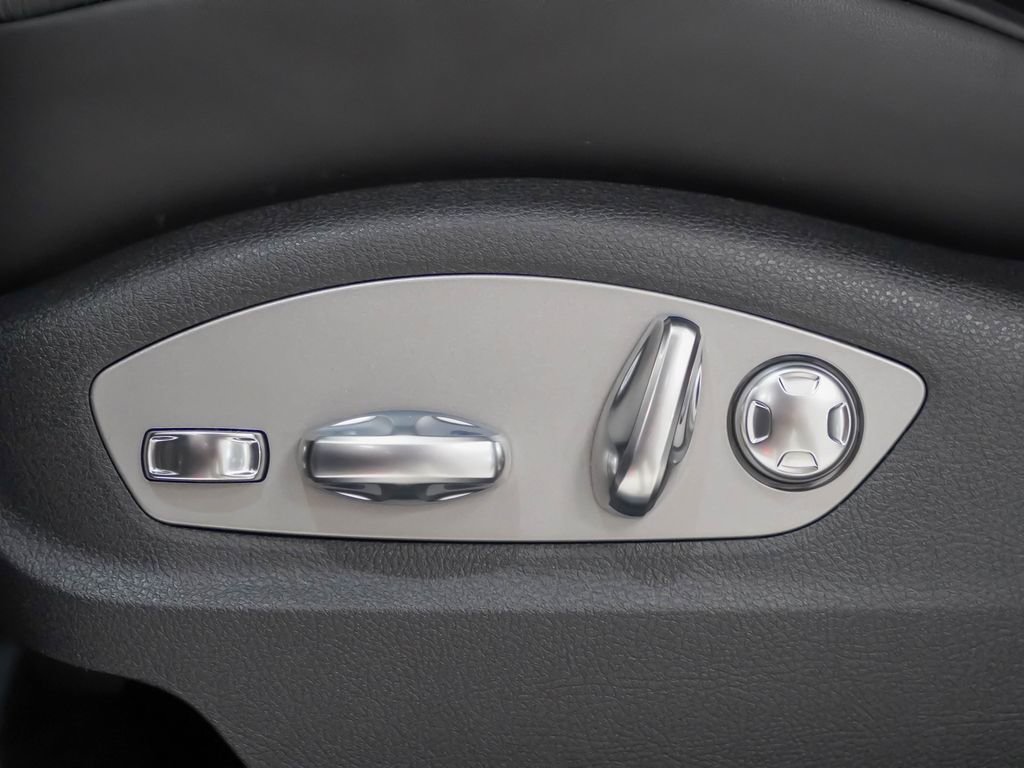 Certified 2026 Porsche Macan AWD/4WD image 16
