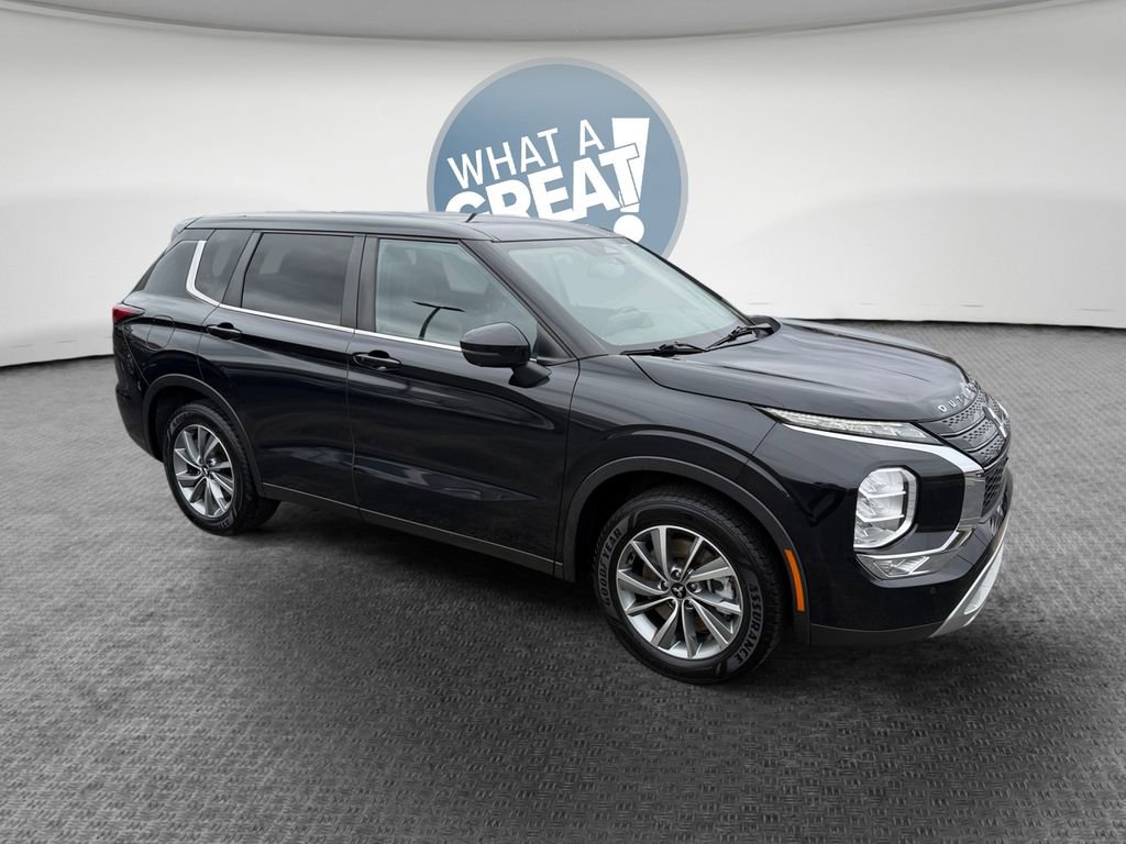 Used 2022 Mitsubishi Outlander SE image 1