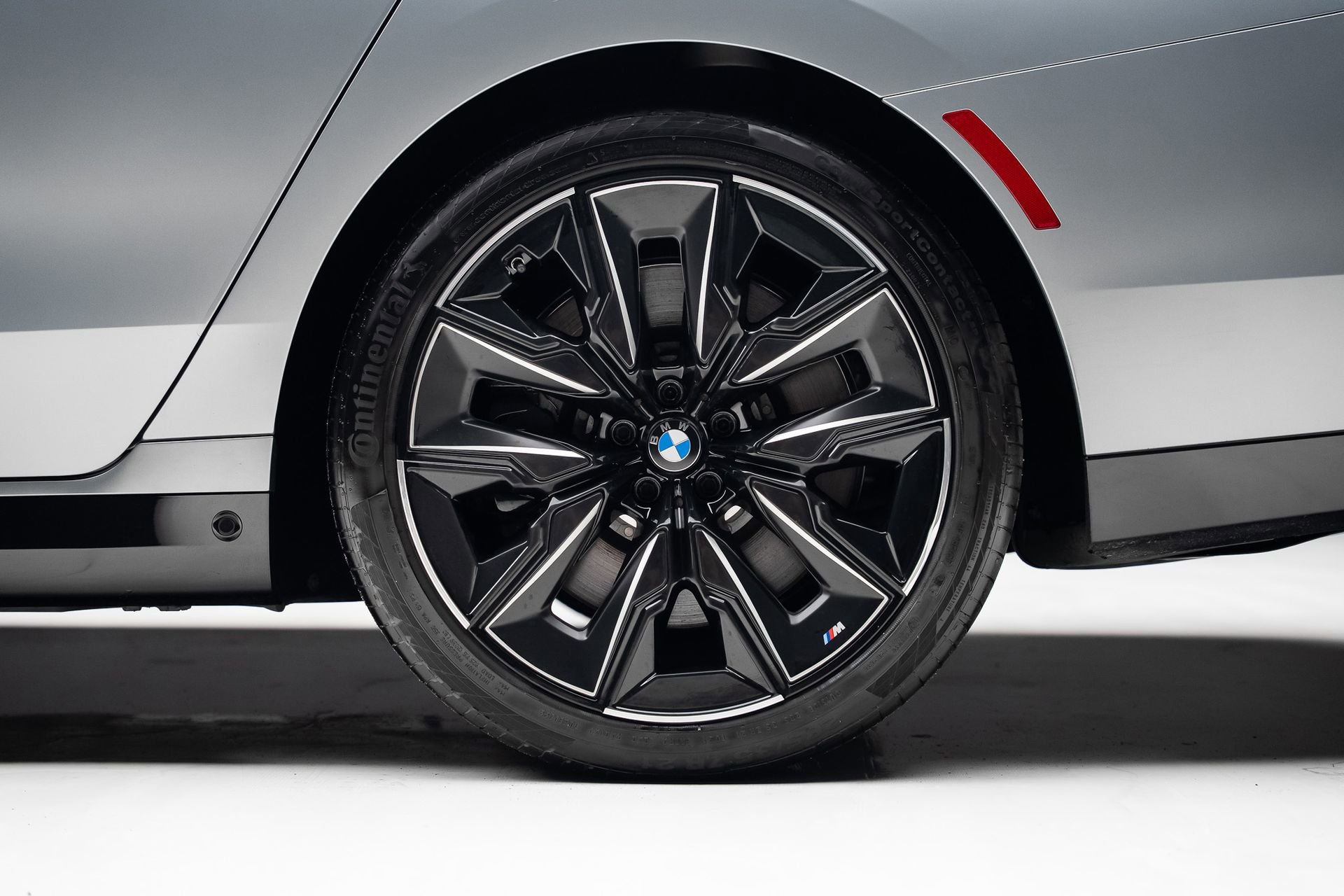 Used 2023 BMW 760i xDrive w/ Executive Package image 22
