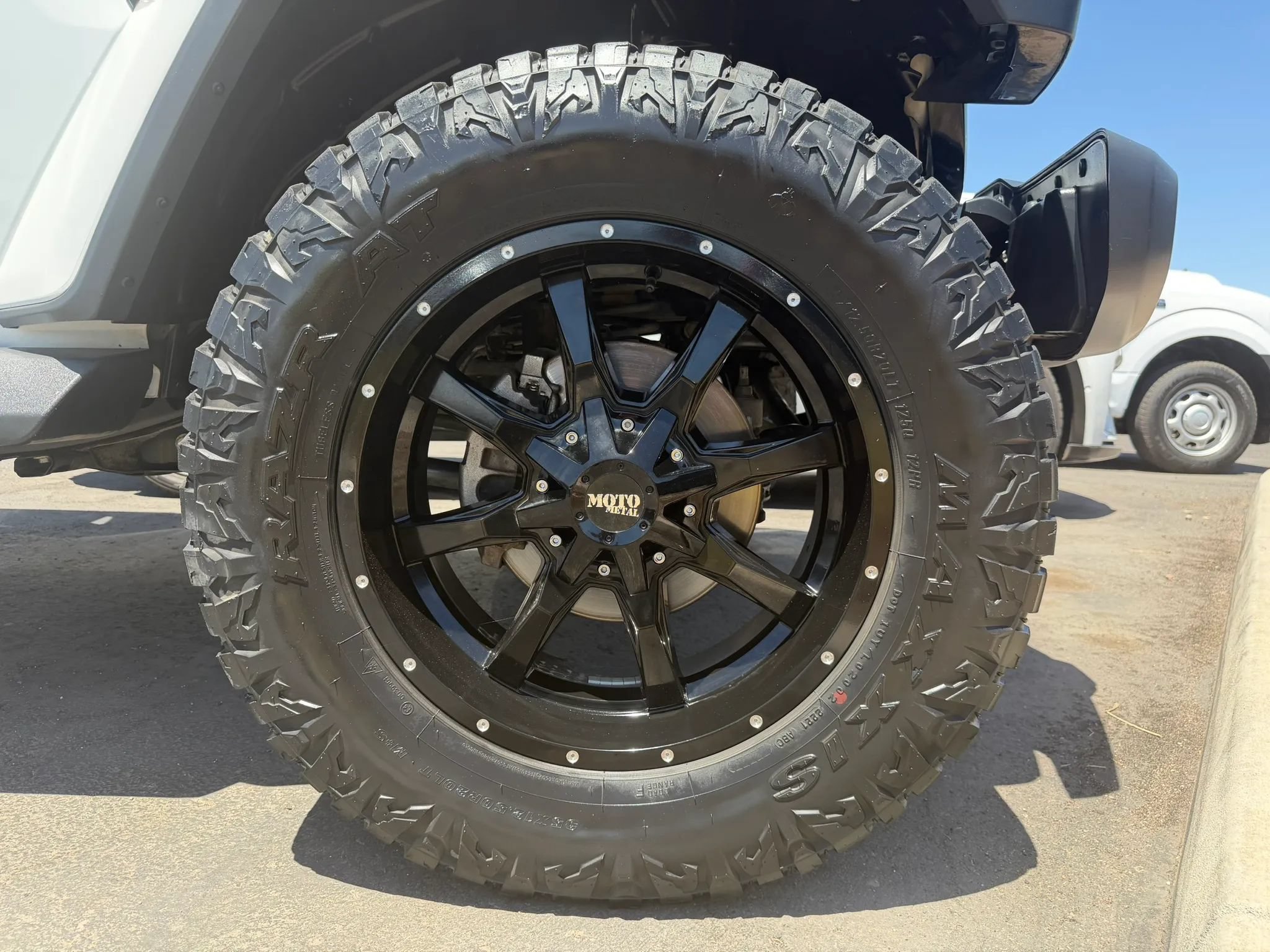 Used 2018 Jeep Wrangler Unlimited Sahara w/ Uconnect 4C Nav & Sound Group AWD/4WD image 11