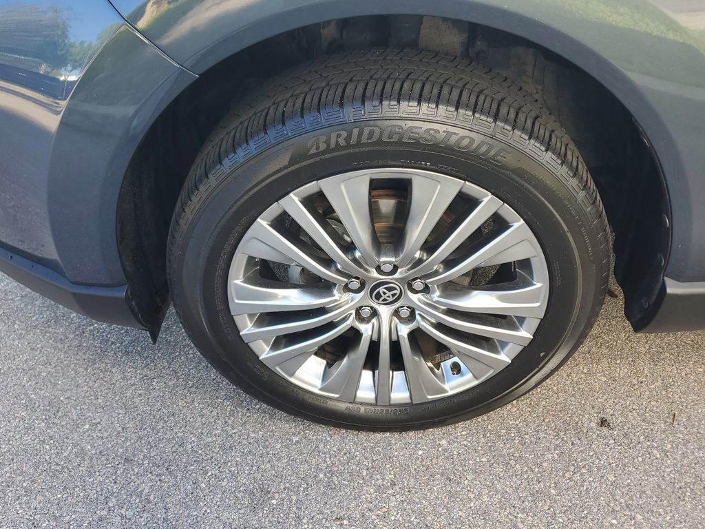 Used 2021 Toyota Venza XLE image 11