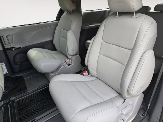 Used 2020 Toyota Sienna XLE w/ XLE Navigation Package AWD/4WD image 16