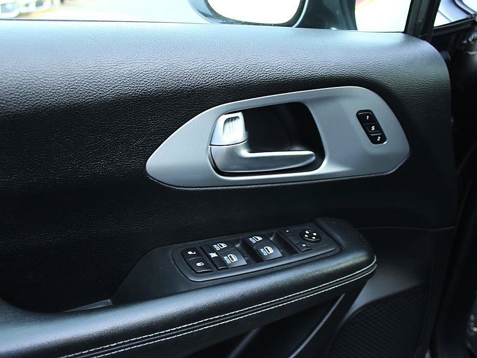 Used 2020 Chrysler Pacifica Touring-L Plus w/ Advanced Safetytec Group FWD image 9