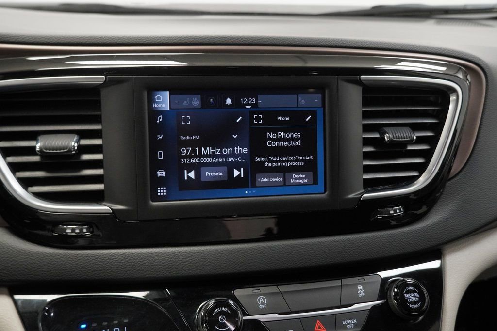 Used 2023 Chrysler Voyager LX image 26