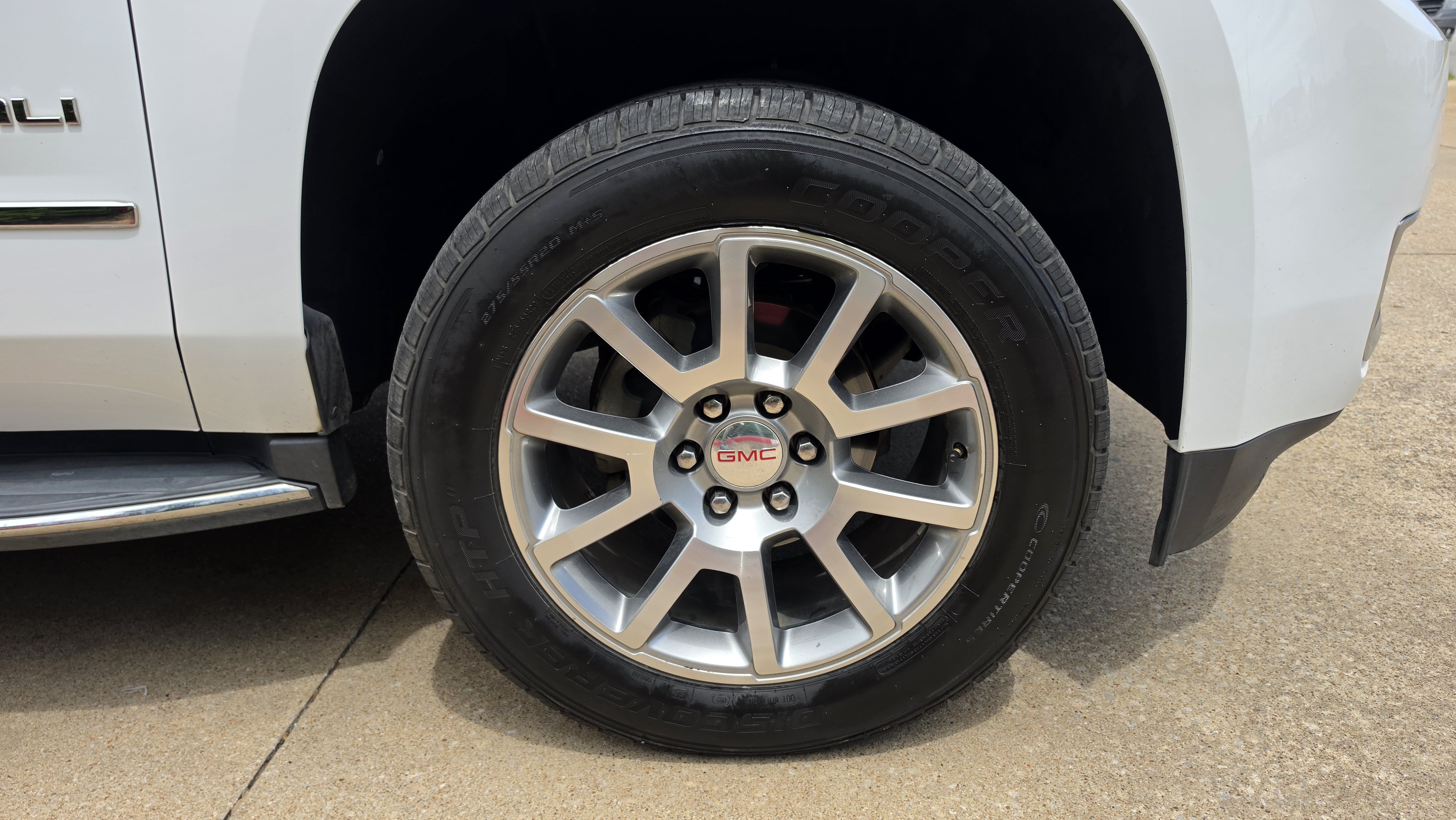 Used 2018 GMC Yukon Denali RWD image 16