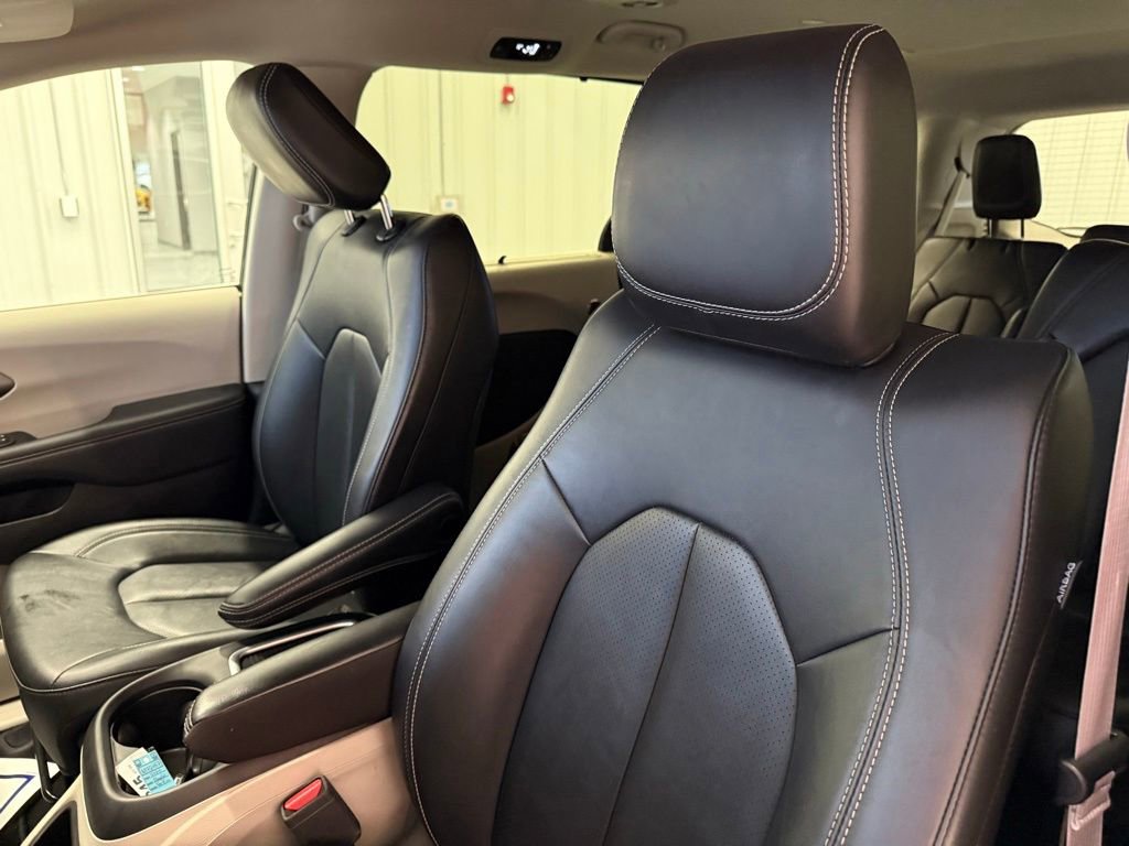 Used 2024 Chrysler Pacifica Touring-L image 18