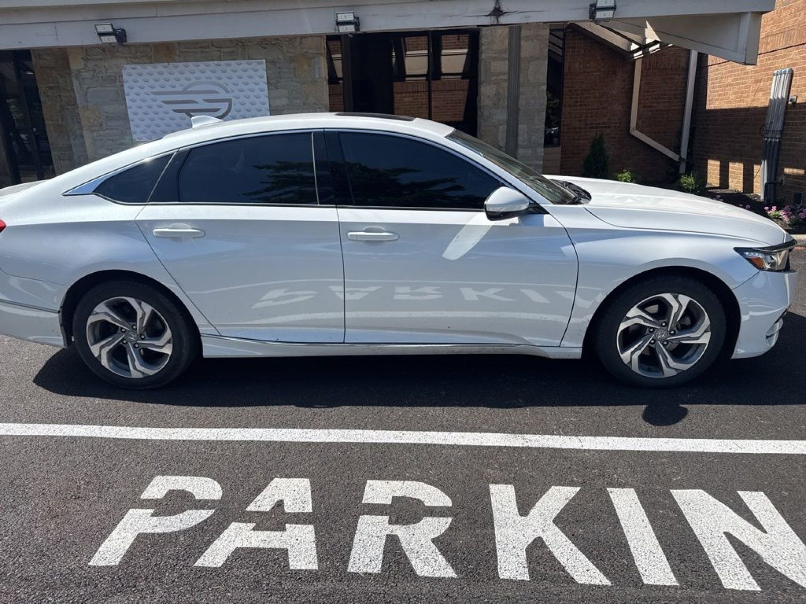 Used 2019 Honda Accord EX image 8