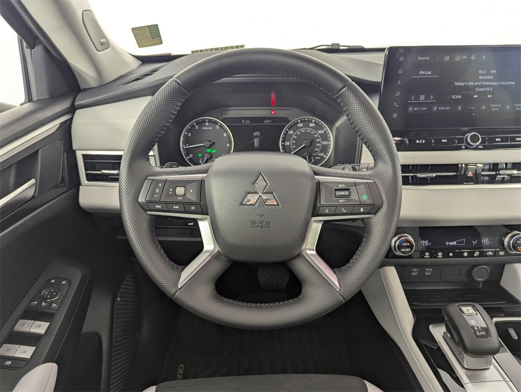 Used 2025 Mitsubishi Outlander SE image 17