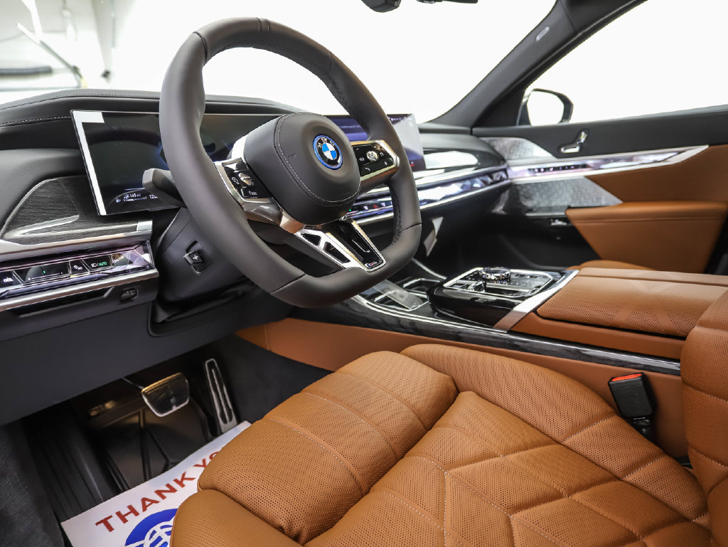 Used 2026 BMW 750e xDrive AWD/4WD image 8