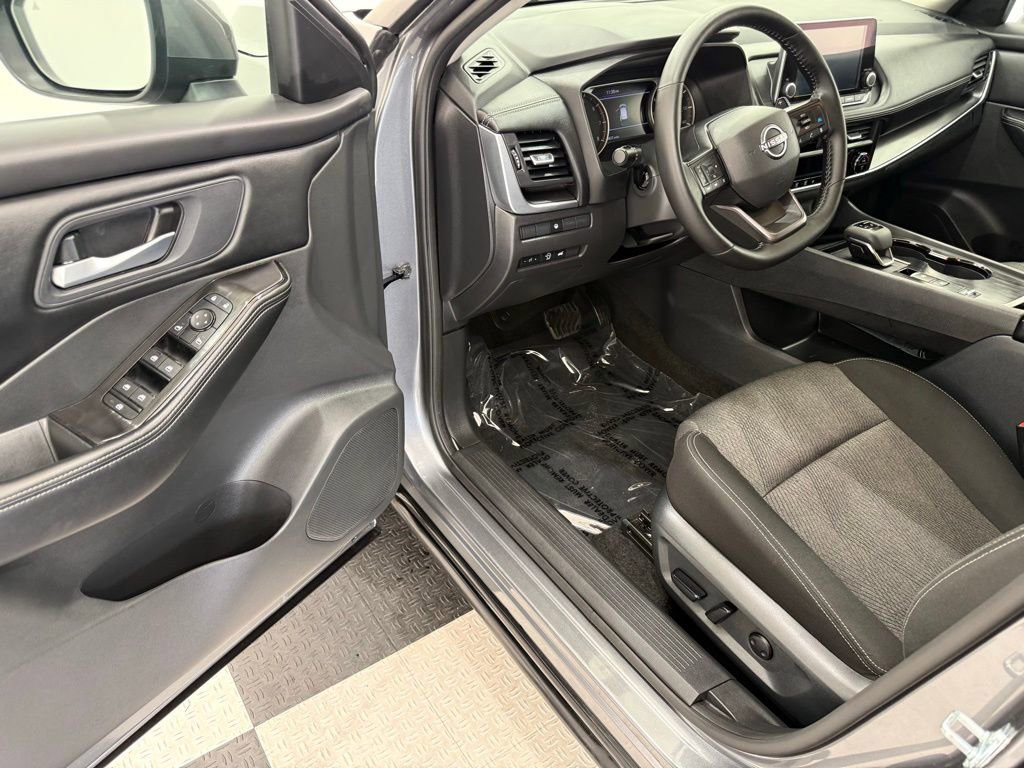 Used 2025 Nissan Rogue SV image 30