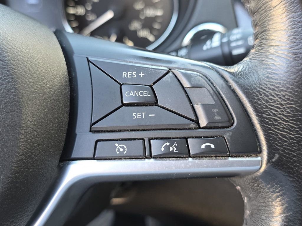 Used 2017 Nissan Rogue SV AWD/4WD image 22