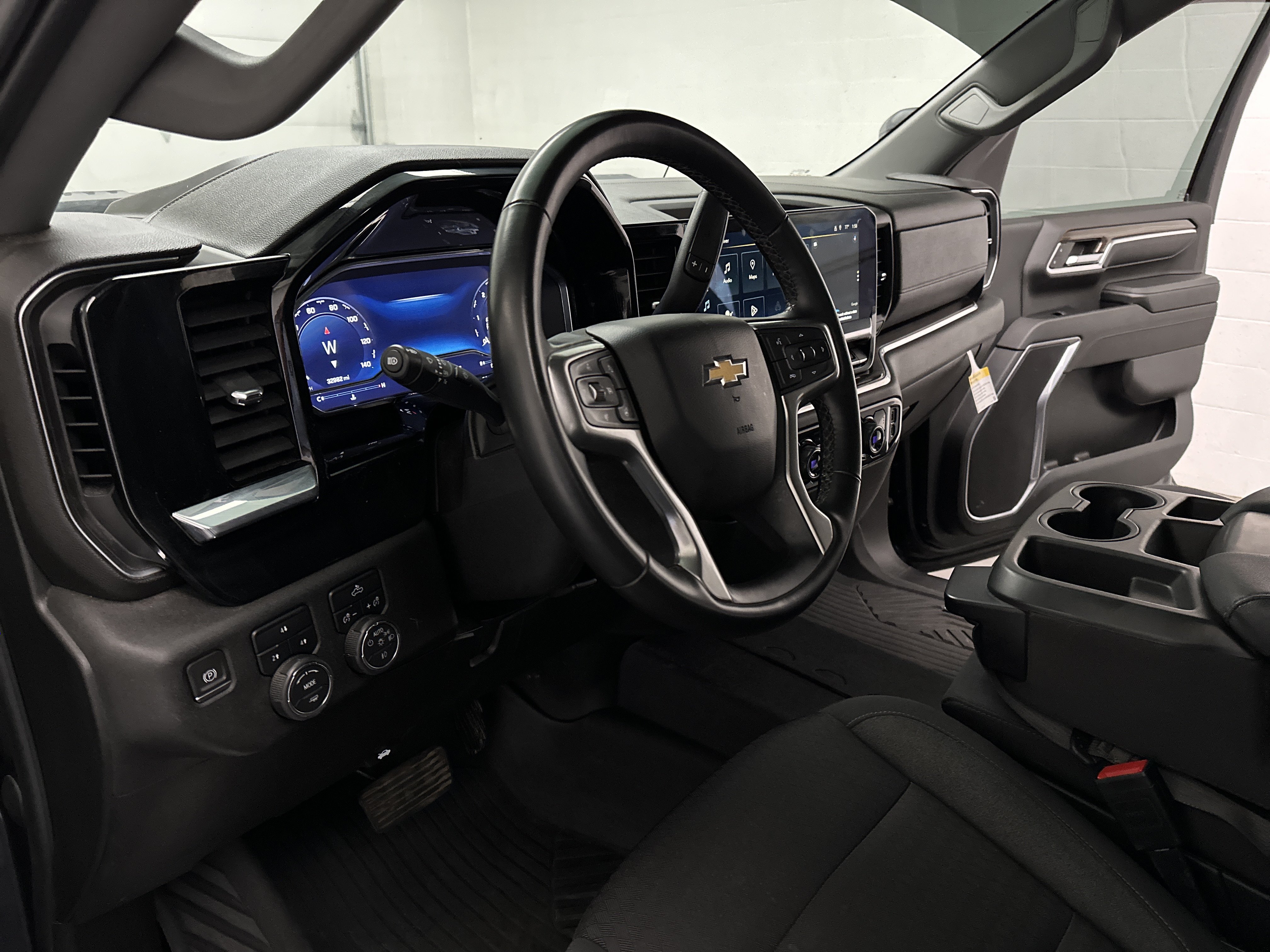 Used 2024 Chevrolet Silverado 2500 LT AWD/4WD image 16