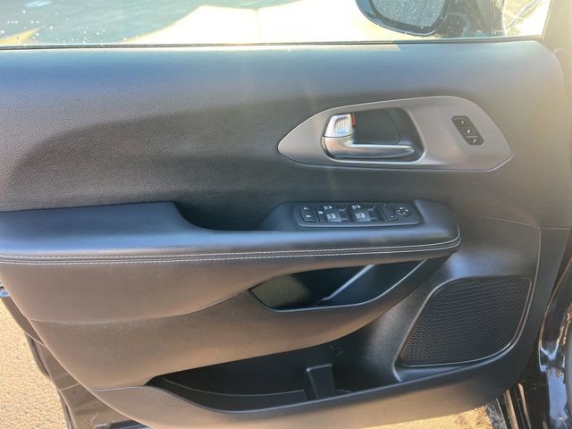 Used 2026 Chrysler Pacifica Select image 21