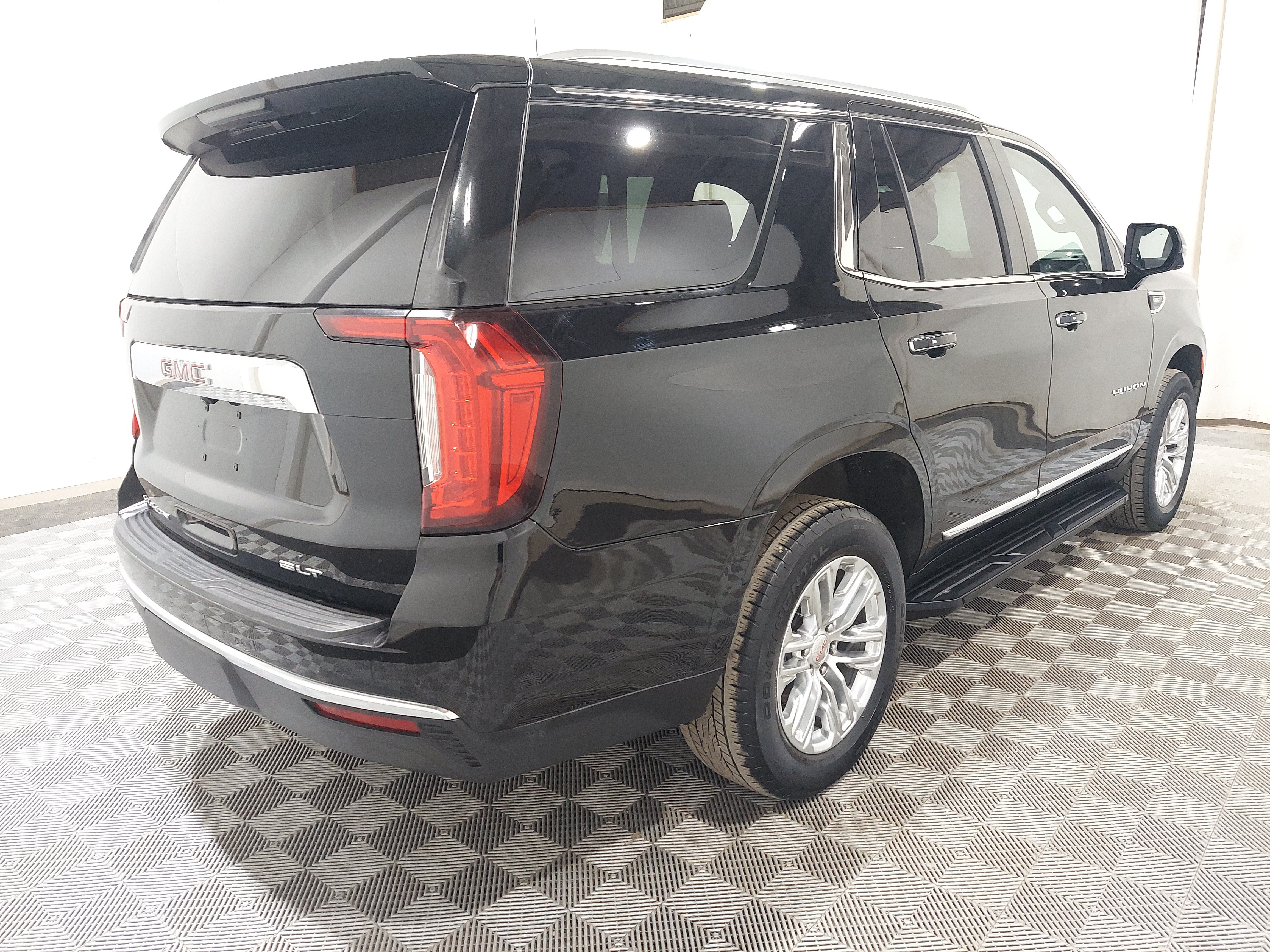 Used 2024 GMC Yukon SLT w/ SLT Luxury Package AWD/4WD image 3