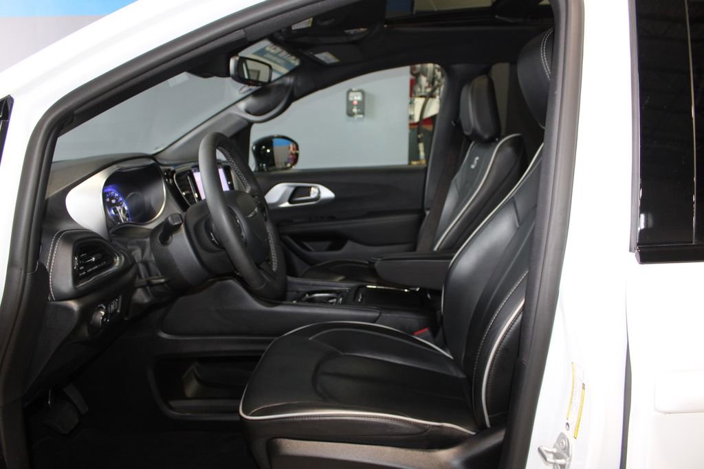 Used 2025 Chrysler Pacifica Limited FWD image 13