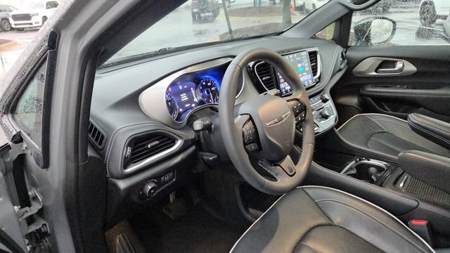 Certified 2023 Chrysler Pacifica Limited w/ Uconnect Theater Family Group AWD/4WD image 13