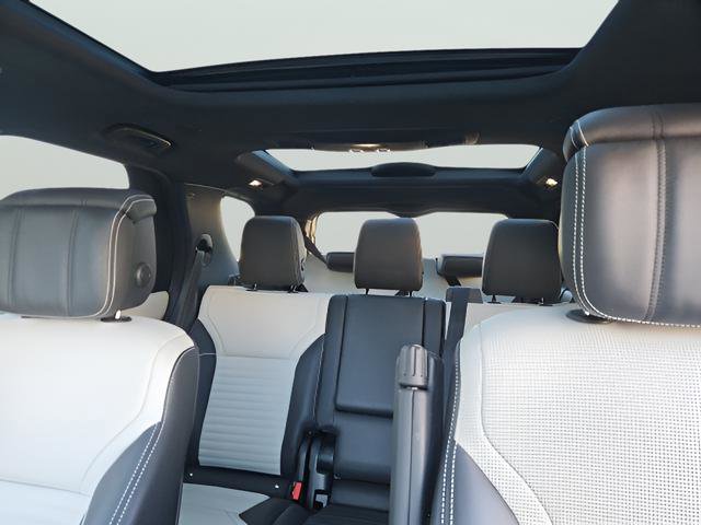 Certified 2023 Land Rover Discovery Metropolitan Edition image 13