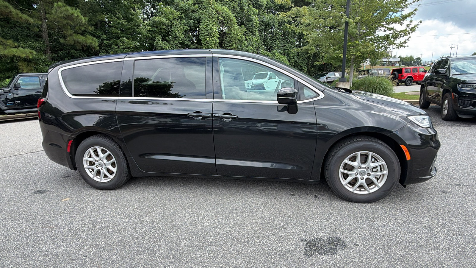 Used 2024 Chrysler Pacifica Touring-L FWD image 7
