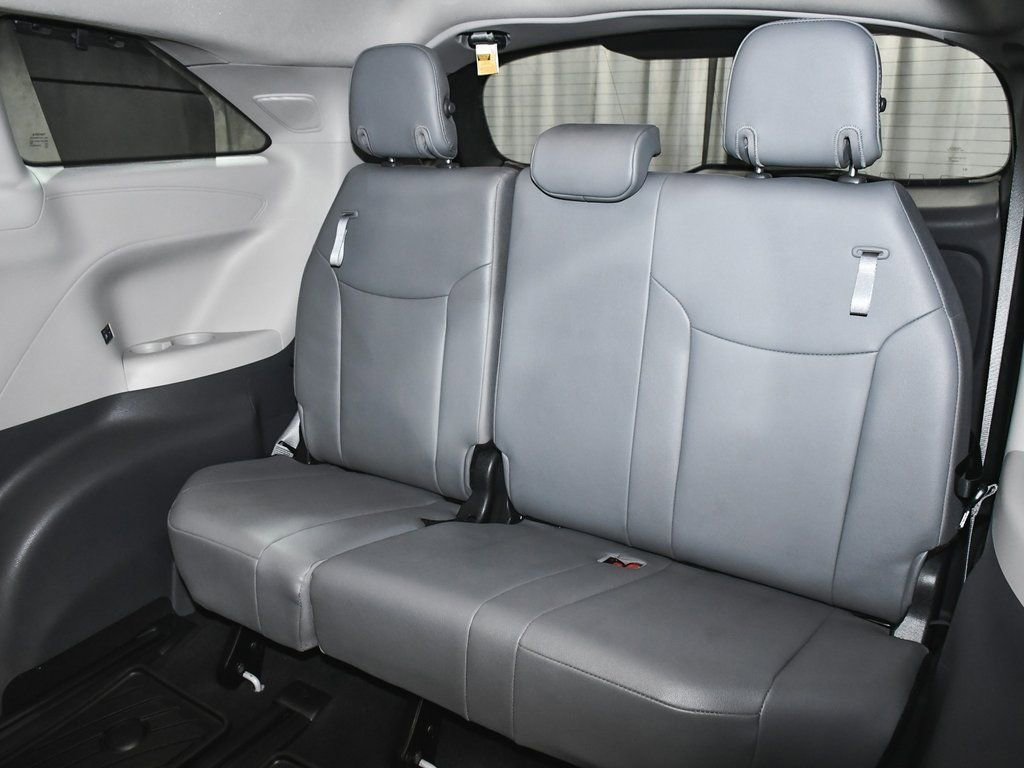 Used 2023 Toyota Sienna Limited image 53