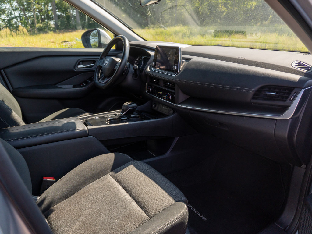 Used 2025 Nissan Rogue SV FWD image 19