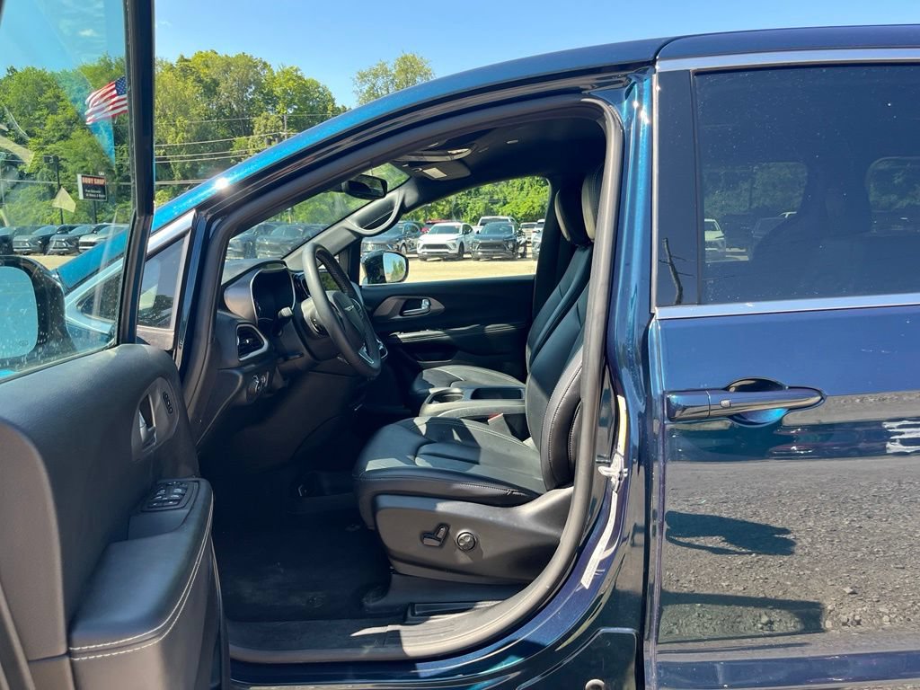 Used 2025 Chrysler Pacifica Select FWD image 17