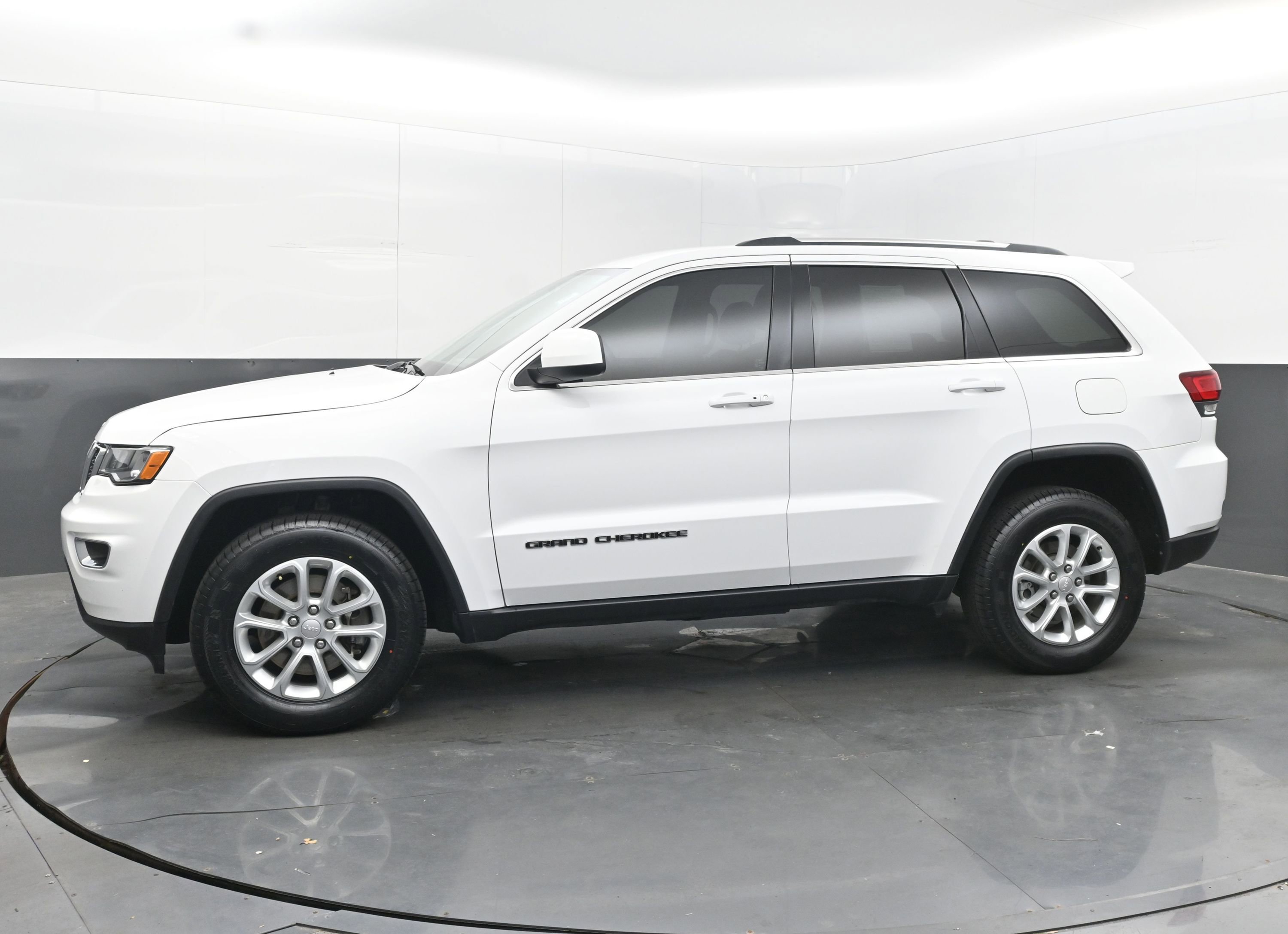 Used 2021 Jeep Grand Cherokee Laredo image 4