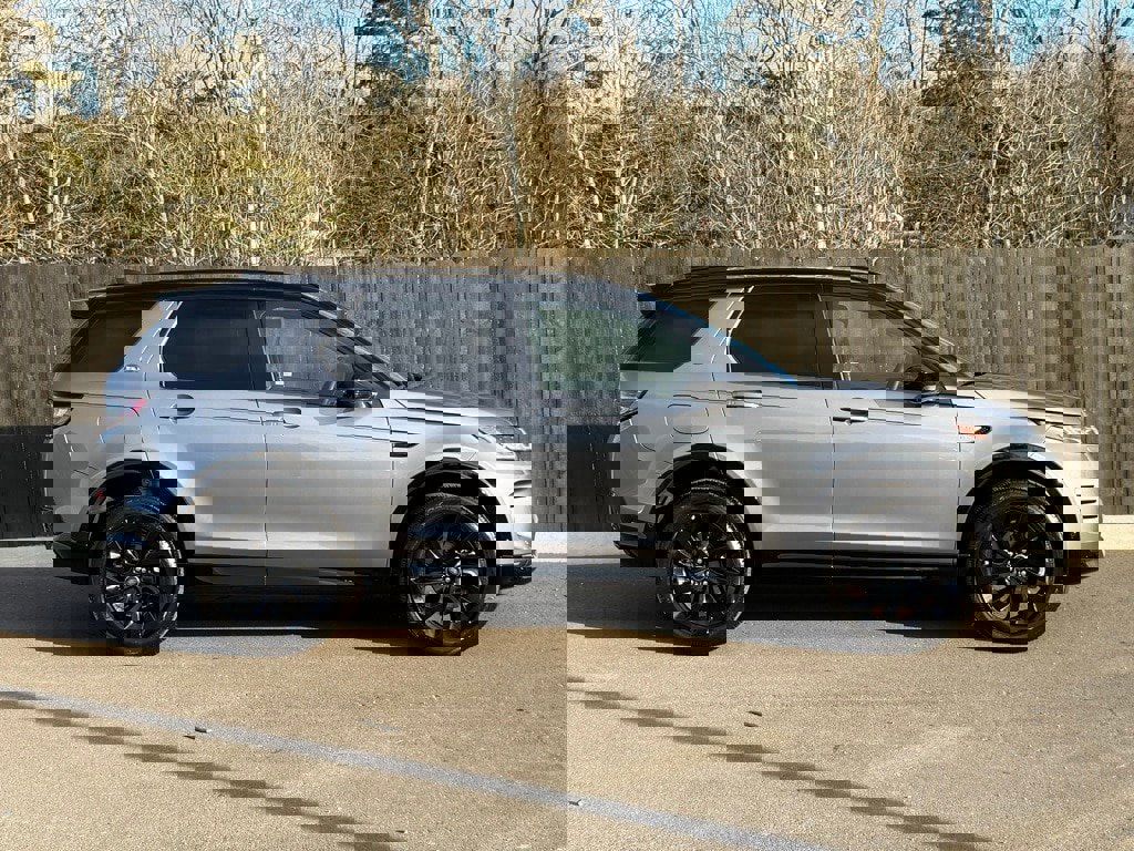 Certified 2025 Land Rover Discovery Sport Dynamic SE image 7