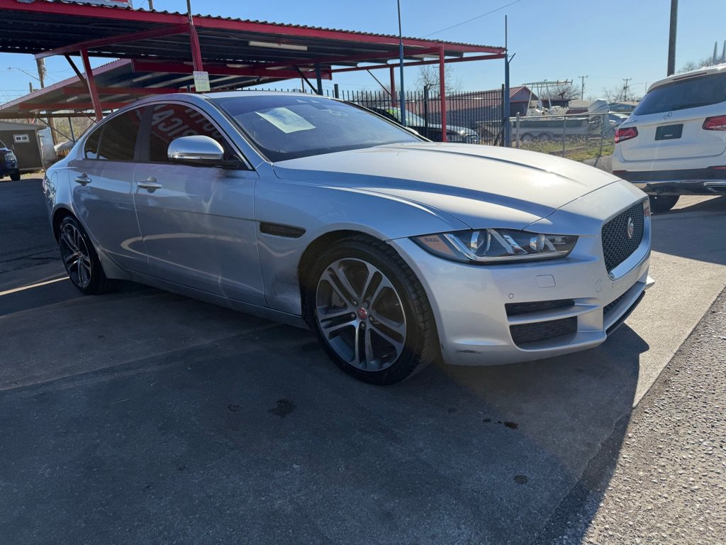 Used 2017 Jaguar XE Premium RWD image 40