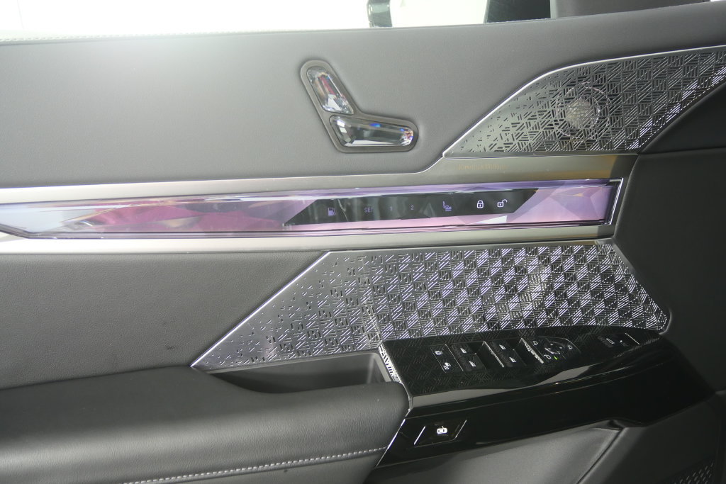 Used 2026 BMW 750e xDrive w/ Executive Package AWD/4WD image 9