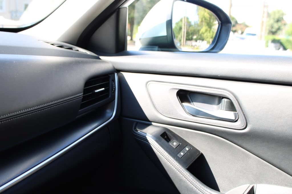 Used 2024 Nissan Rogue SV FWD image 18