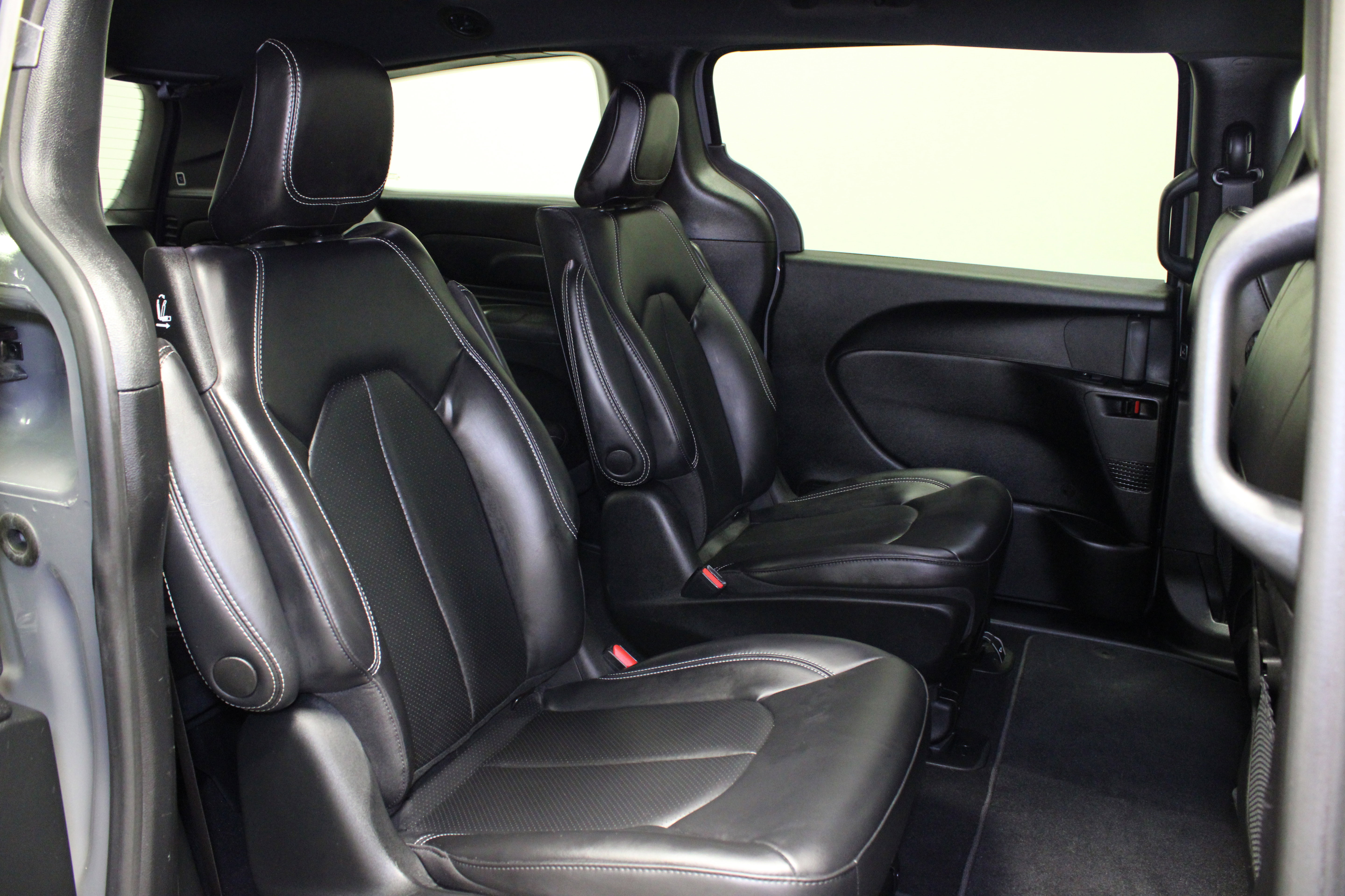 Used 2023 Chrysler Pacifica Touring-L w/ S Appearance Package FWD image 17