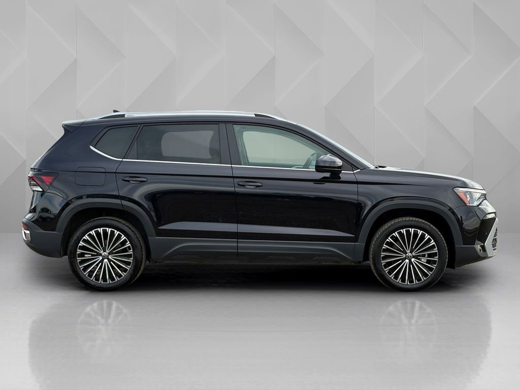 Used 2025 Volkswagen Taos SE FWD image 4