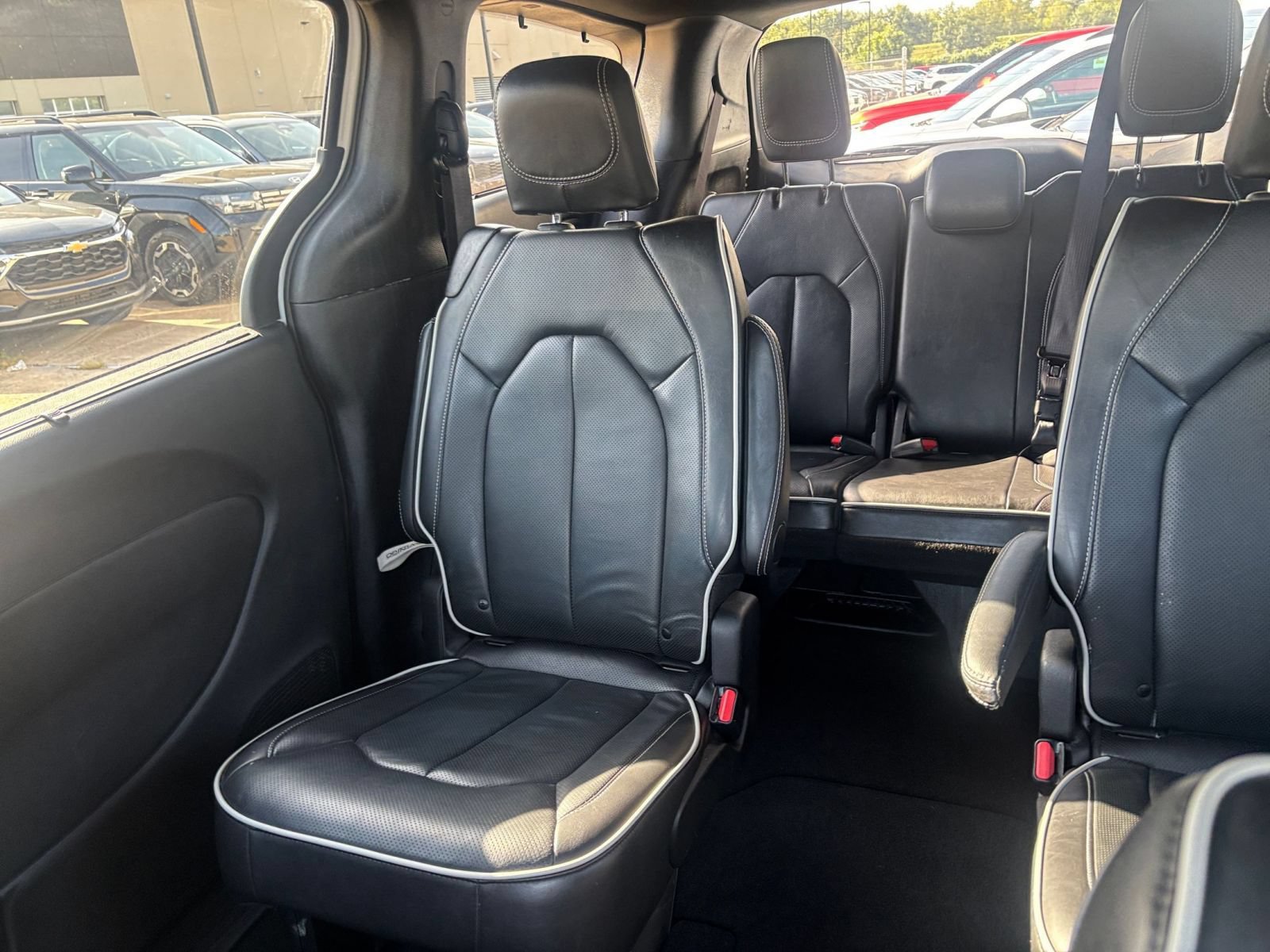Used 2025 Chrysler Pacifica Limited FWD image 43