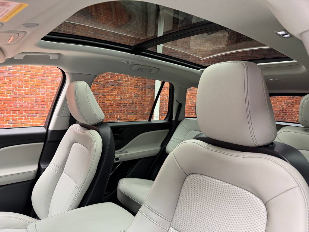 Used 2025 Lincoln Aviator AWD image 3