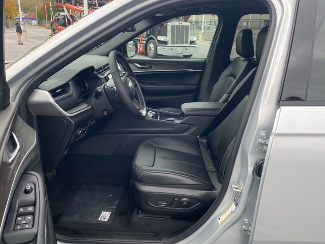 New 2025 Jeep Grand Cherokee L Limited w/ Luxury Tech Group II AWD/4WD image 16