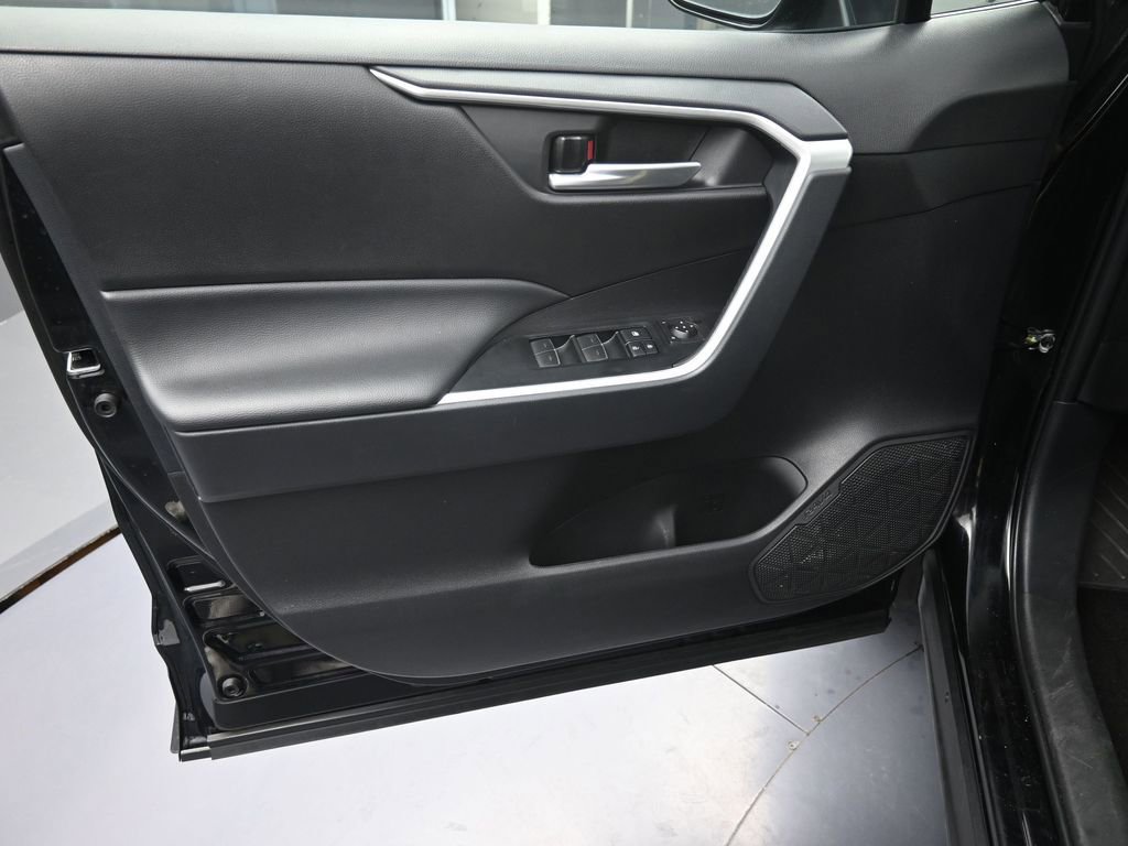 Used 2025 Toyota RAV4 XLE image 44