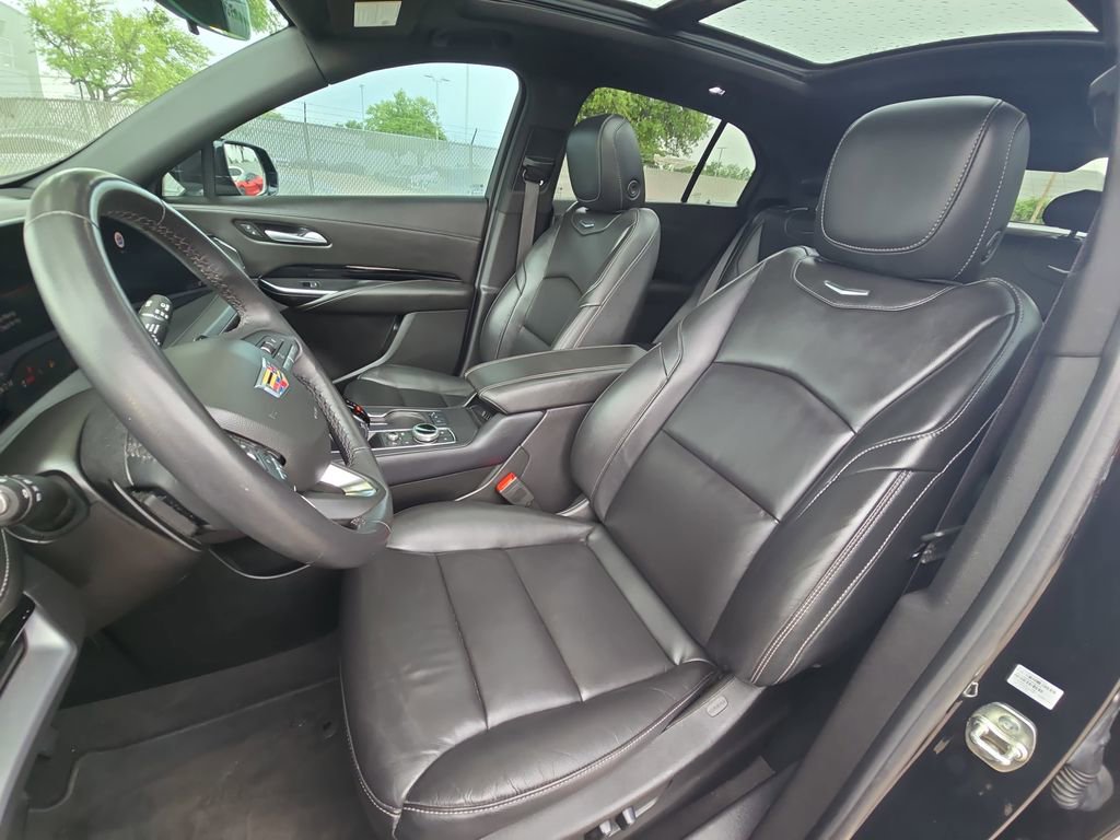 Used 2024 Cadillac XT4 Luxury w/ Cold Weather Package FWD image 15