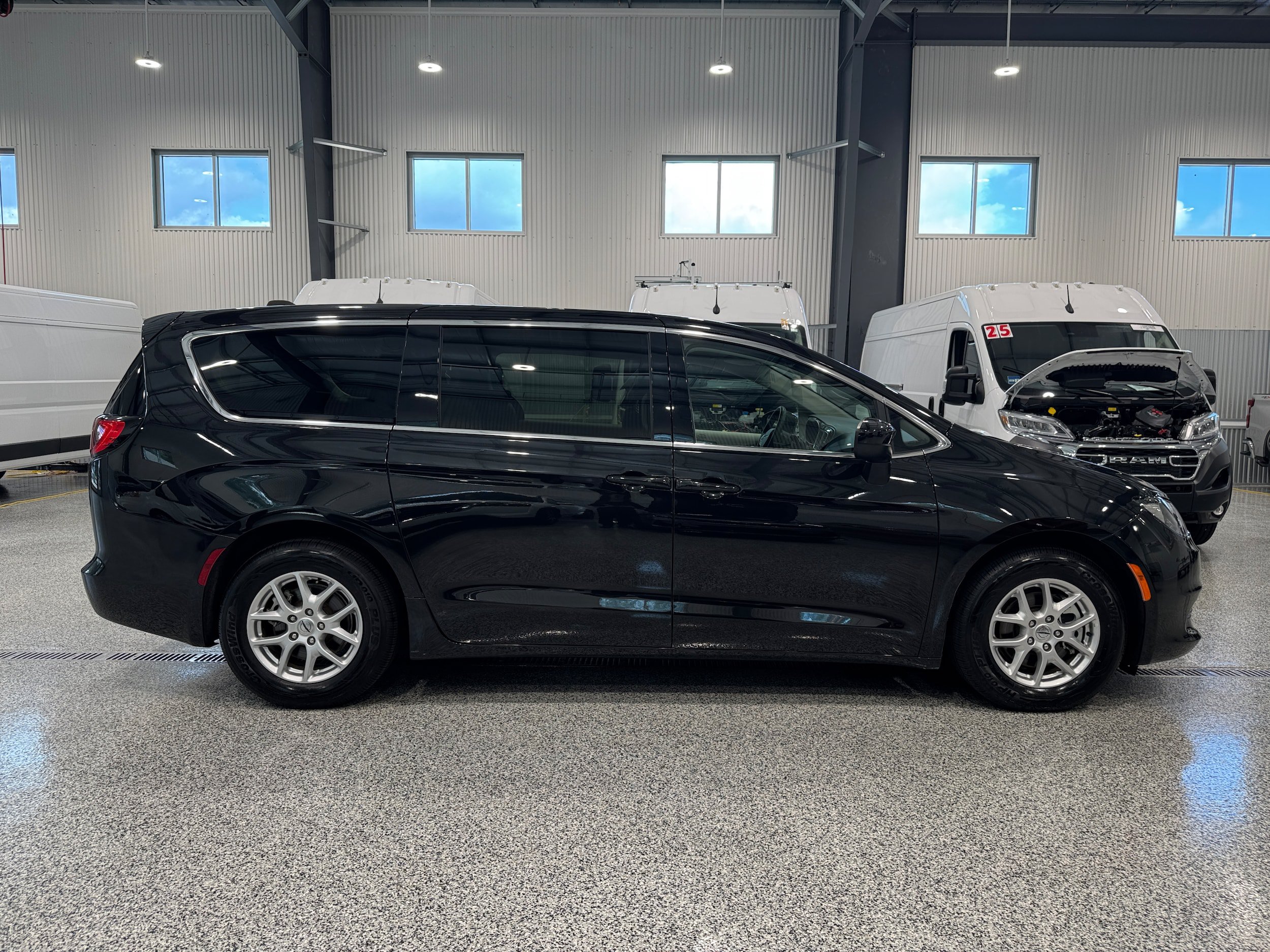 Used 2022 Chrysler Voyager LX FWD image 4