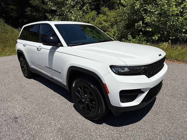 Used 2025 Jeep Grand Cherokee Altitude AWD/4WD image 4