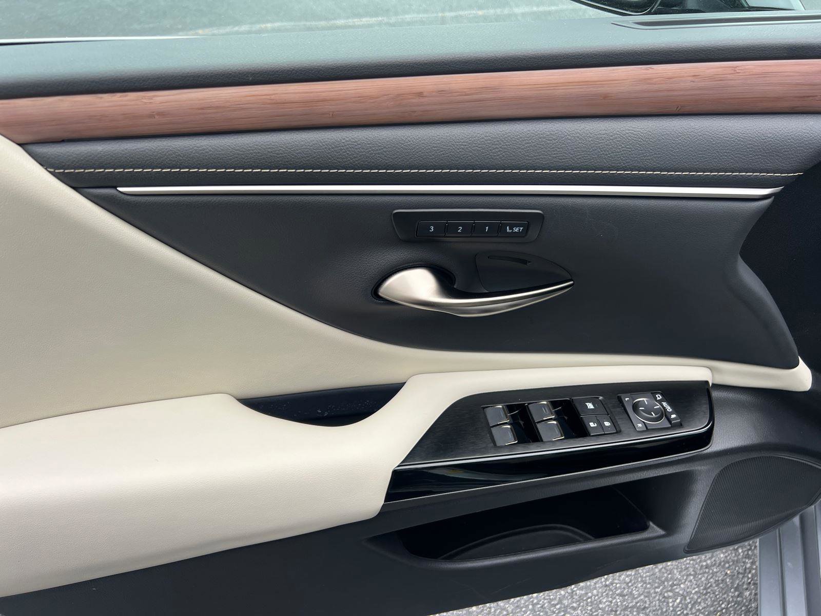 Certified 2025 Lexus ES 300h w/ Premium Package image 11