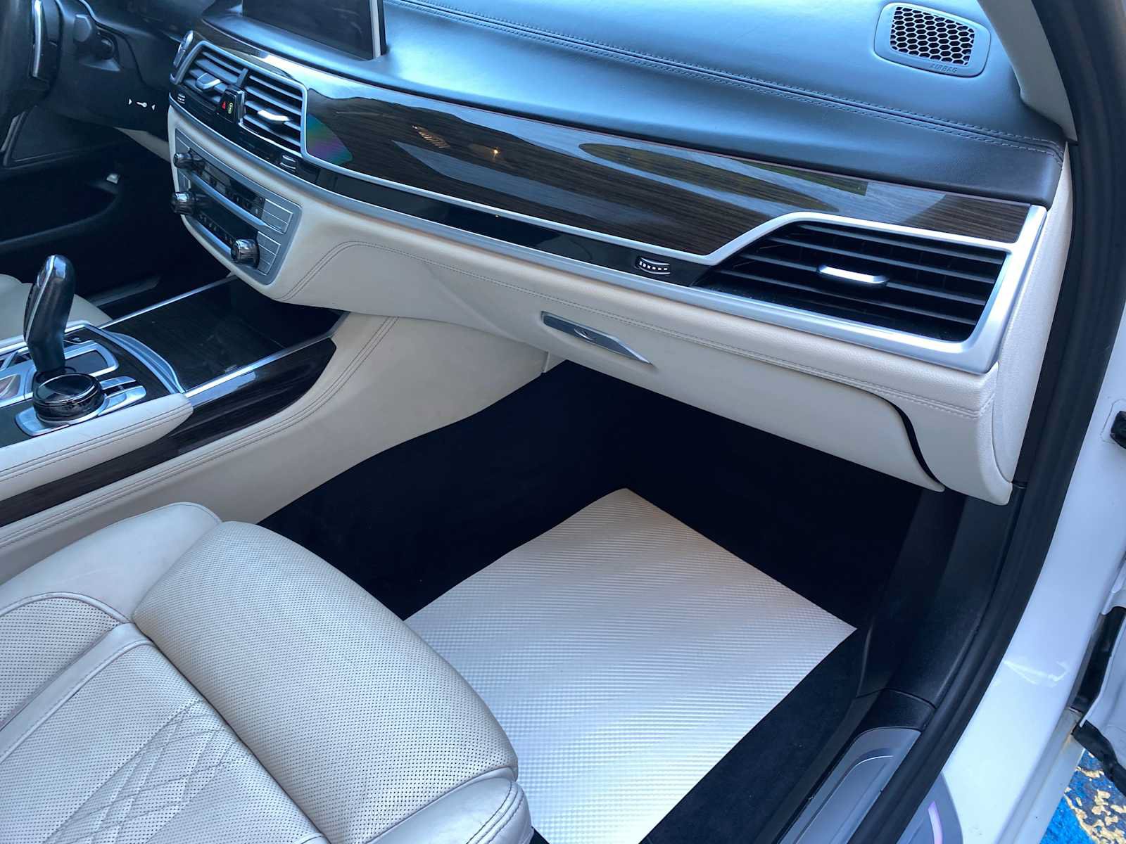 Used 2021 BMW 750i xDrive w/ Luxury Rear Seating Package AWD/4WD image 25