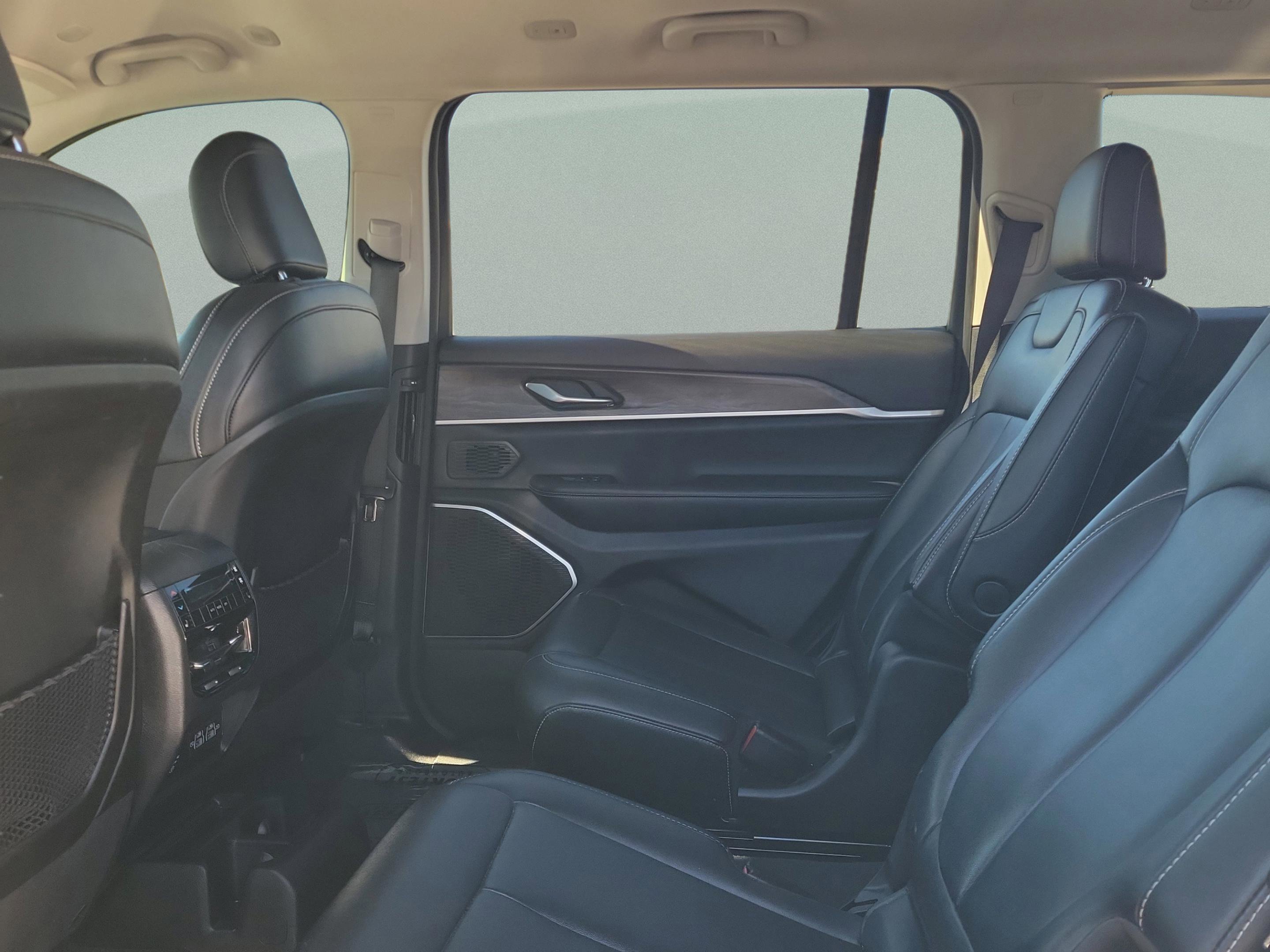 Used 2023 Jeep Grand Cherokee L Limited w/ Black Appearance Package image 12