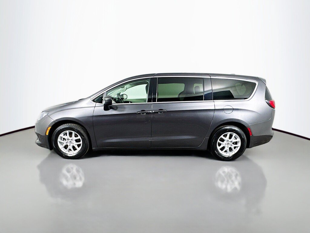 Used 2023 Chrysler Voyager LX FWD image 2