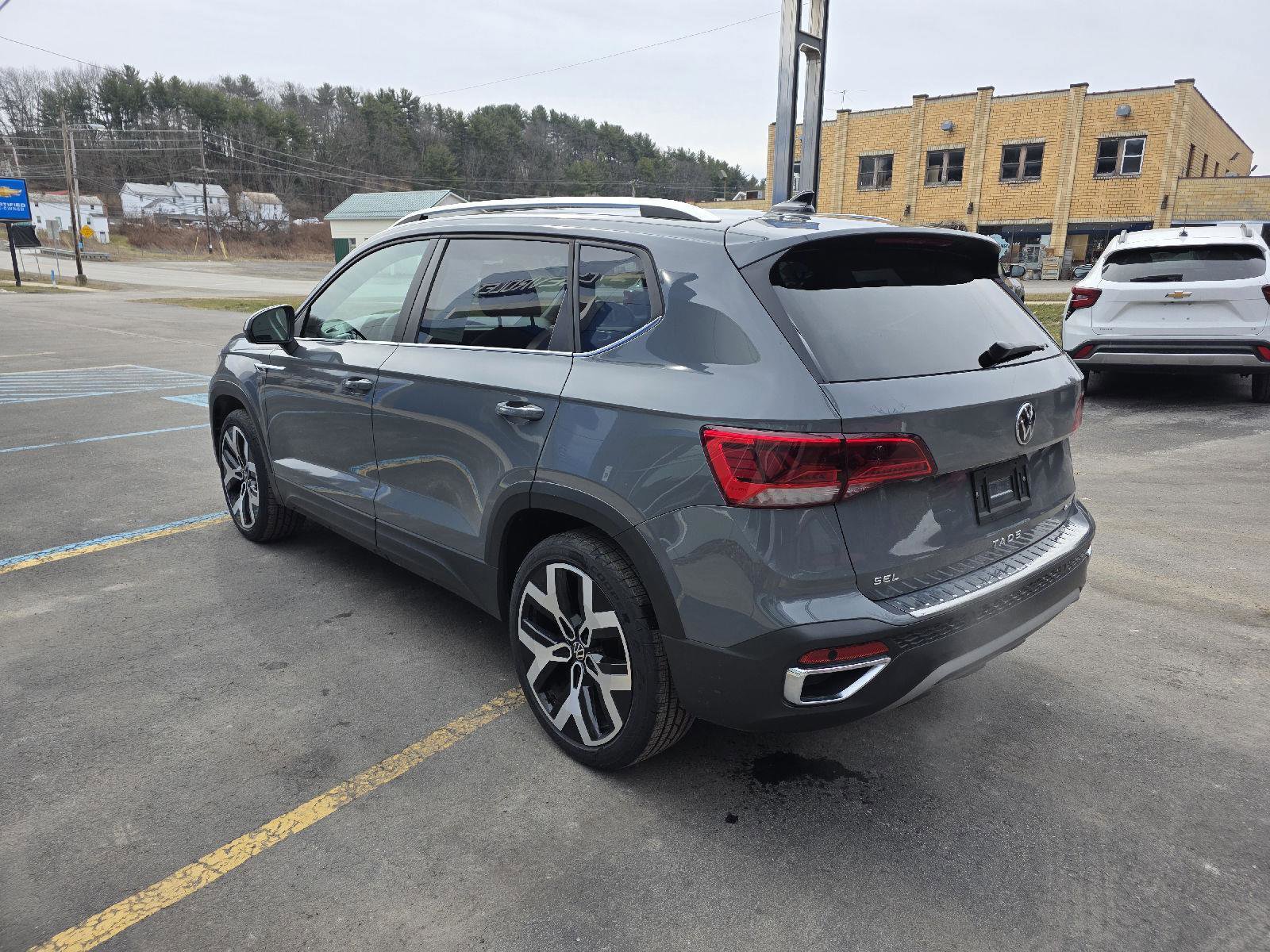 Used 2022 Volkswagen Taos SEL image 6