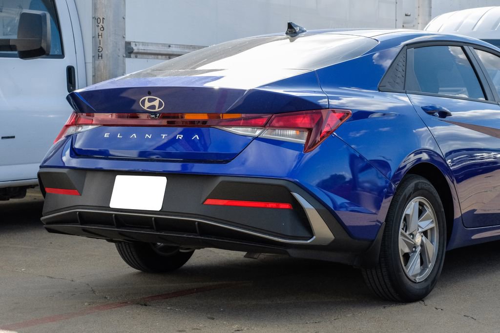 Used 2025 Hyundai Elantra SE image 11