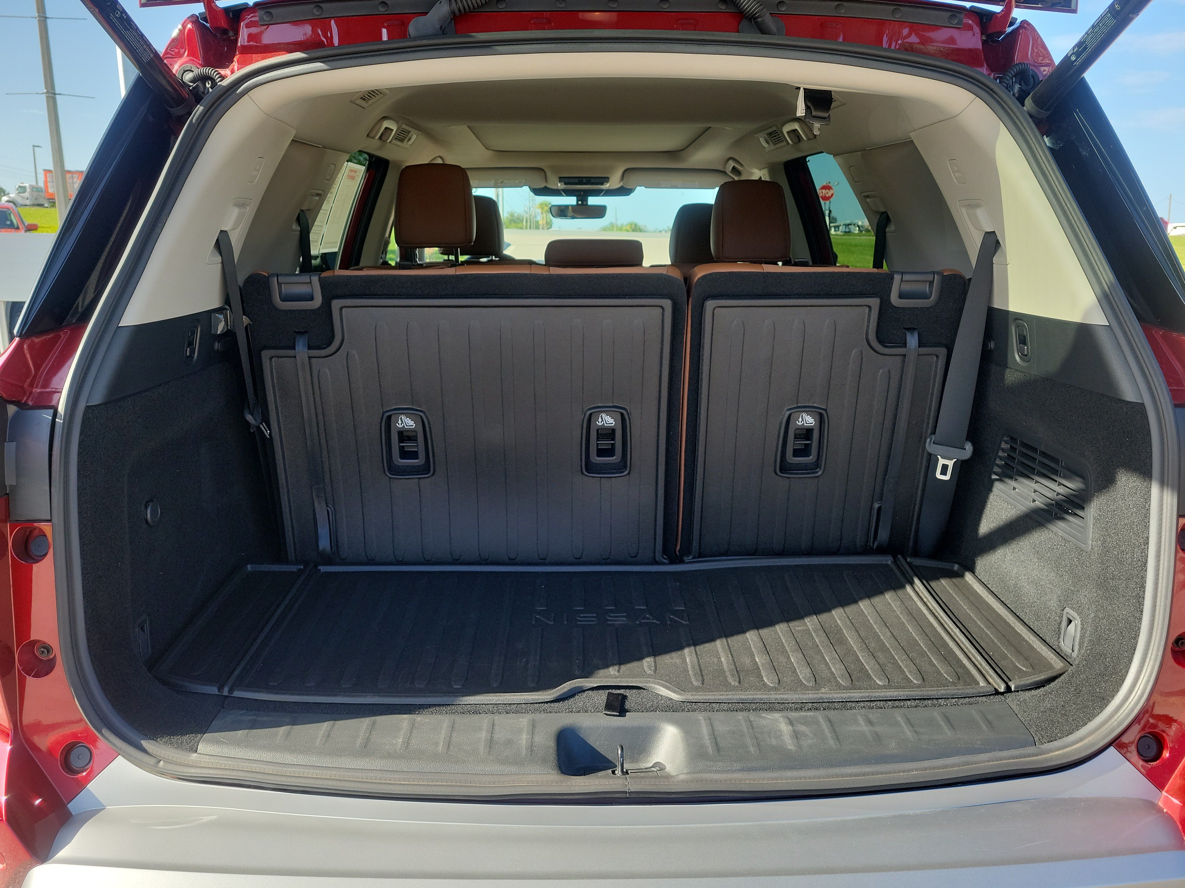 Certified 2025 Nissan Pathfinder Platinum w/ Black Appearance Package FWD image 12