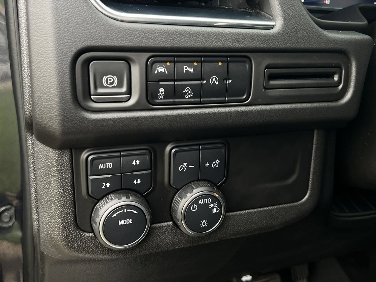 Used 2023 Chevrolet Suburban Premier image 15