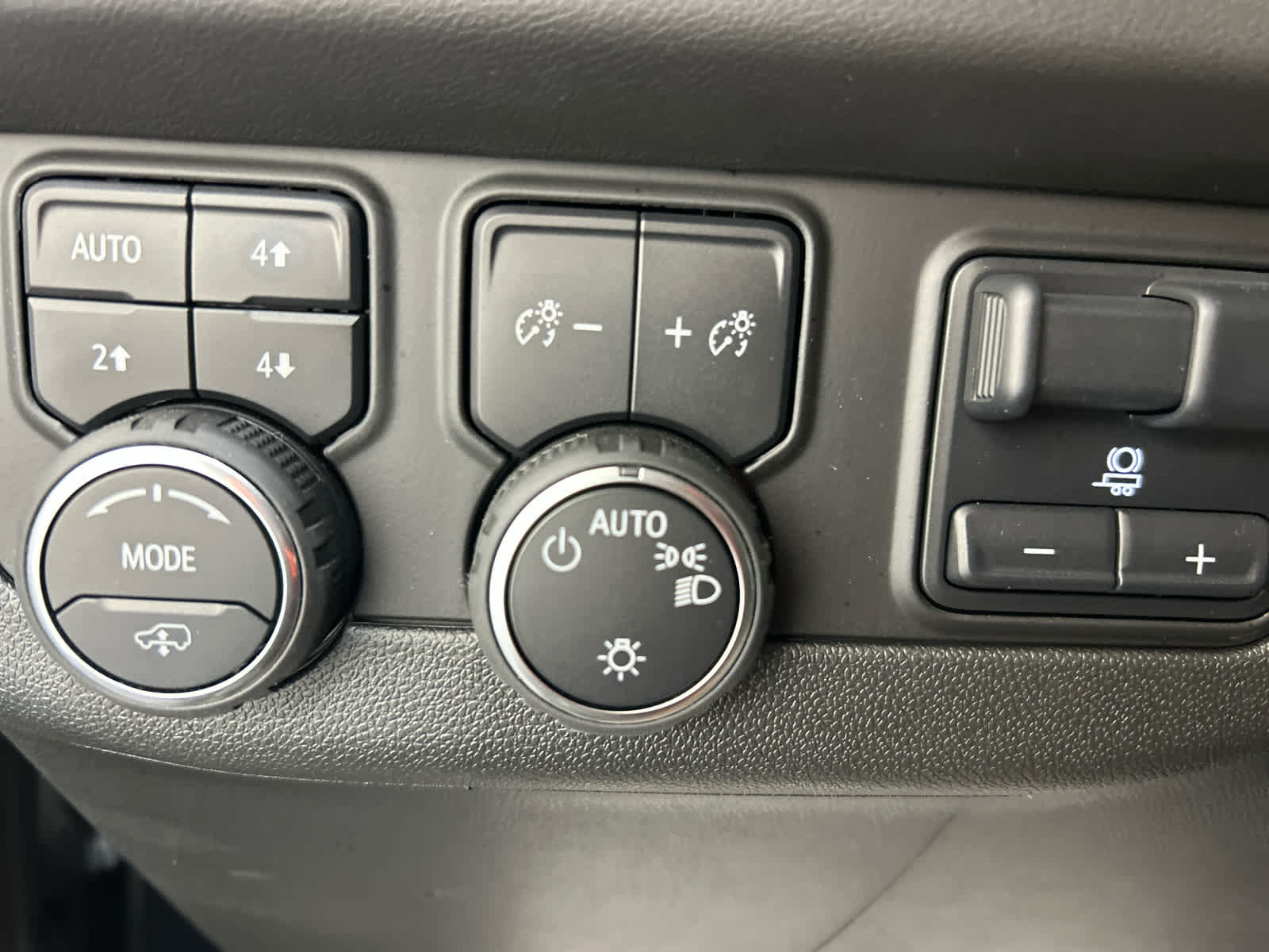 Used 2024 Chevrolet Suburban High Country AWD/4WD image 8
